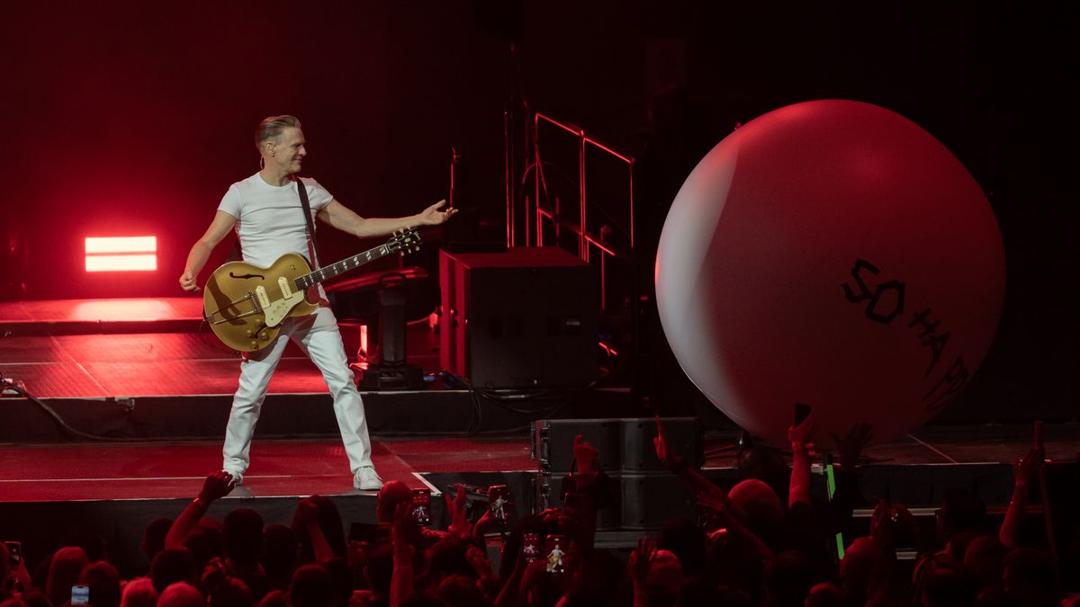 Fani Bryana Adamsa w Perth musieli obejść się smakiem