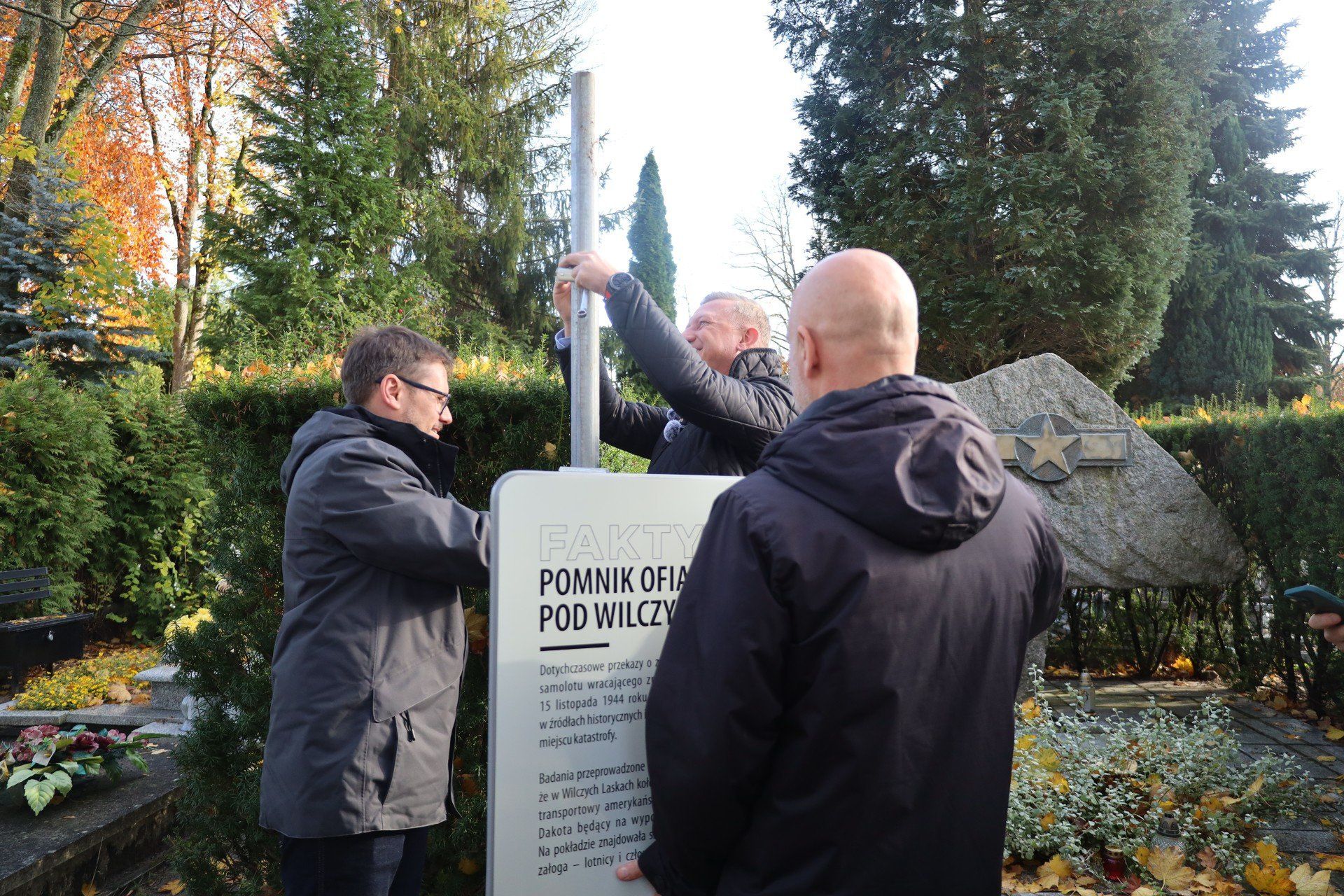 Montaż tablicy informacyjnej, wyjaśniającej szczegóły katastrofy lotniczej w Wilczych Laskach w 1944 roku