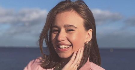 Oliwia Bieniuk celebruje portugalskie lato w WYCIĘTYM KOSTIUMIE (FOTO)