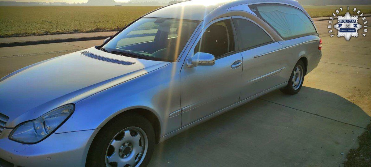 W karawanie trumna z ciałem, a za kierownicą 44-latek pod wpływem alkoholu.