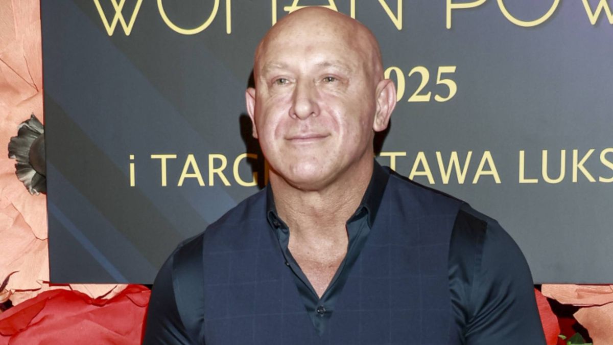 Tam Krzysztof Miruć trzyma pralkę 