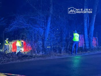 Warszawa: Śmiertelny wypadek. Wypadł z łuku i dachował. Kierowca zginął na miejscu