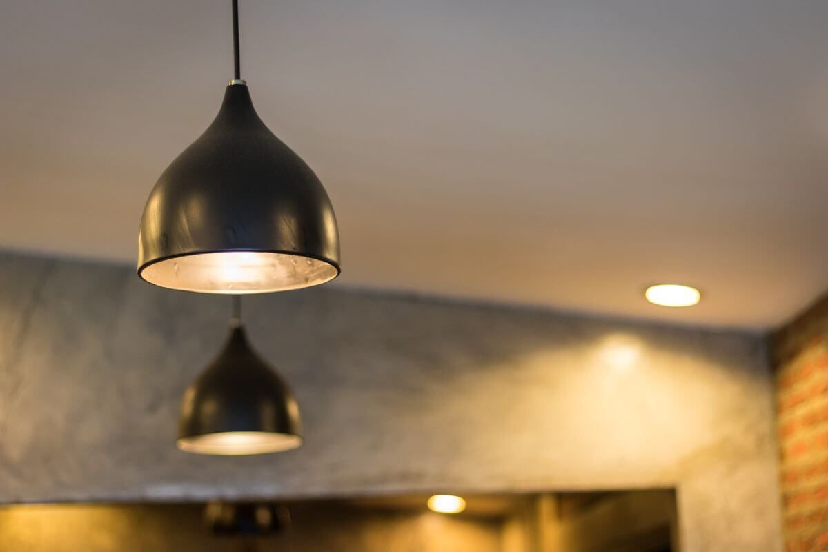 lampa-czarna