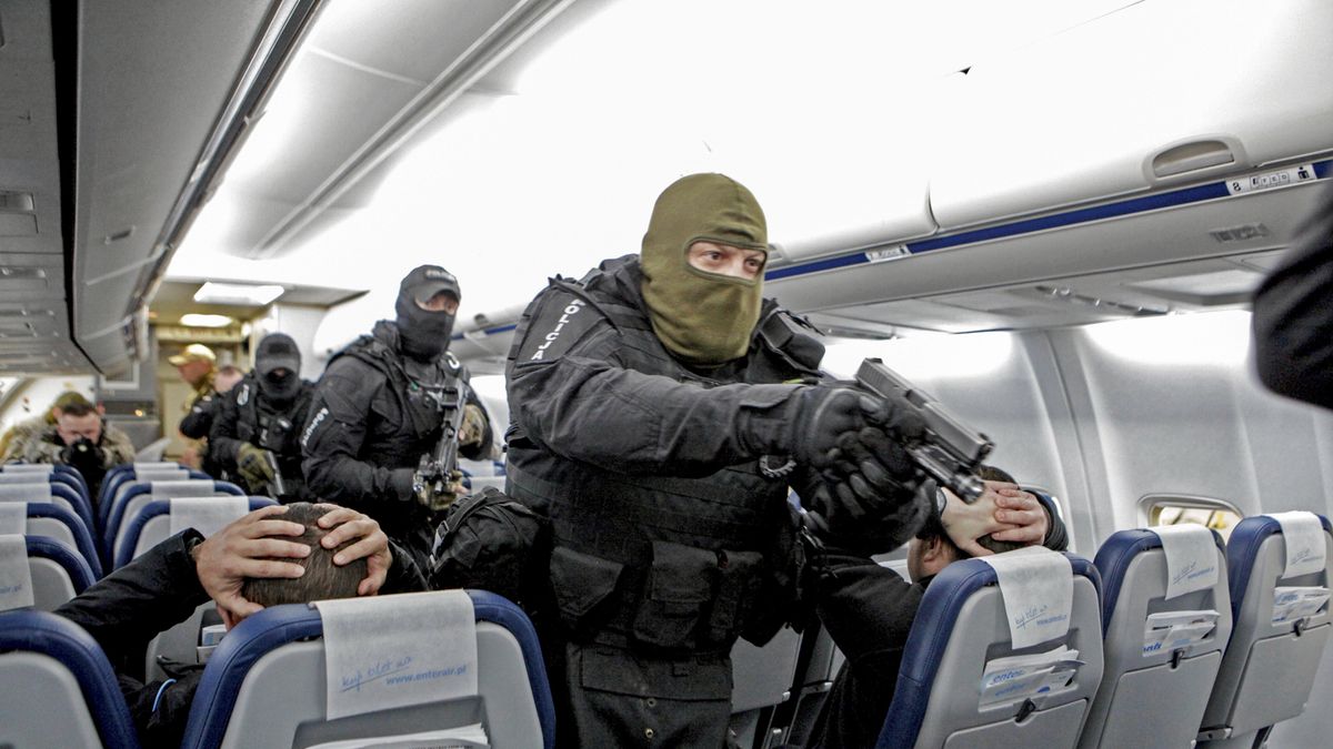 Łamanie prawa na pokładzie samolotu może się skończyć interwencją służb. Zdjęcie ilustracyjne