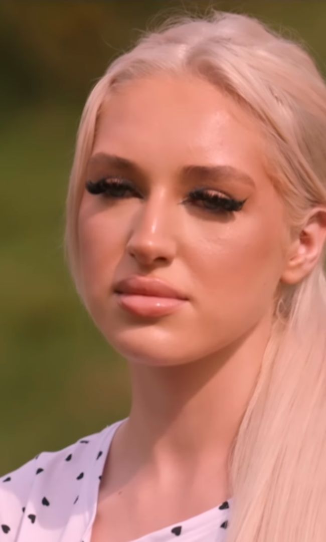 Caroline Derpienski w "Damach i wieśniaczkach"