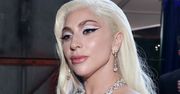 "Zwyczajna" Lady Gaga w ultrakrótkich spodenkach i z torebką Louis Vuitton drepcze z kawą na wynos (ZDJĘCIA)