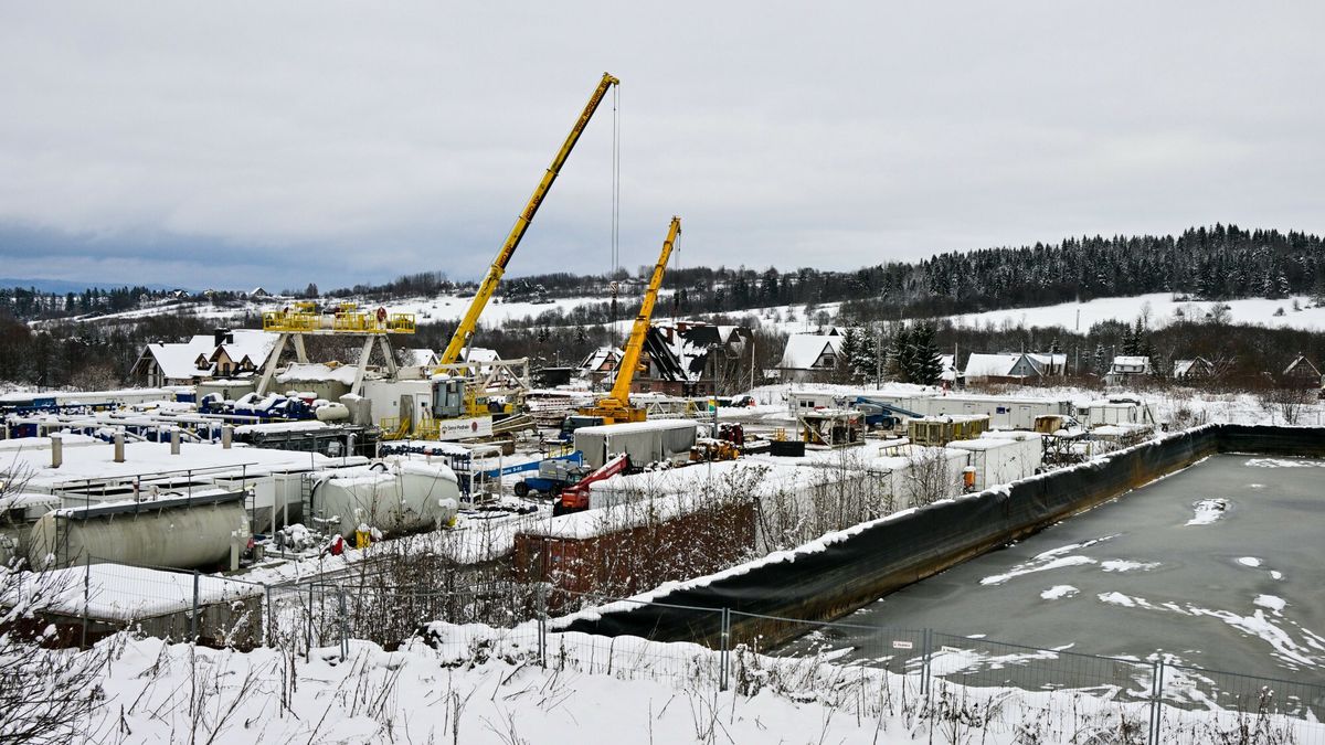 Demonta? wie?y wiertniczej w Szaflarach
Fot. Pawel Murzyn/East News, 27.11.2025. Szaflary. Koniec prac przy najglebszym odwiercie geotermalnym w Polsce. Trwa rozbiorka wiezy wiertniczej w Szaflarach.
Pawe? Murzyn