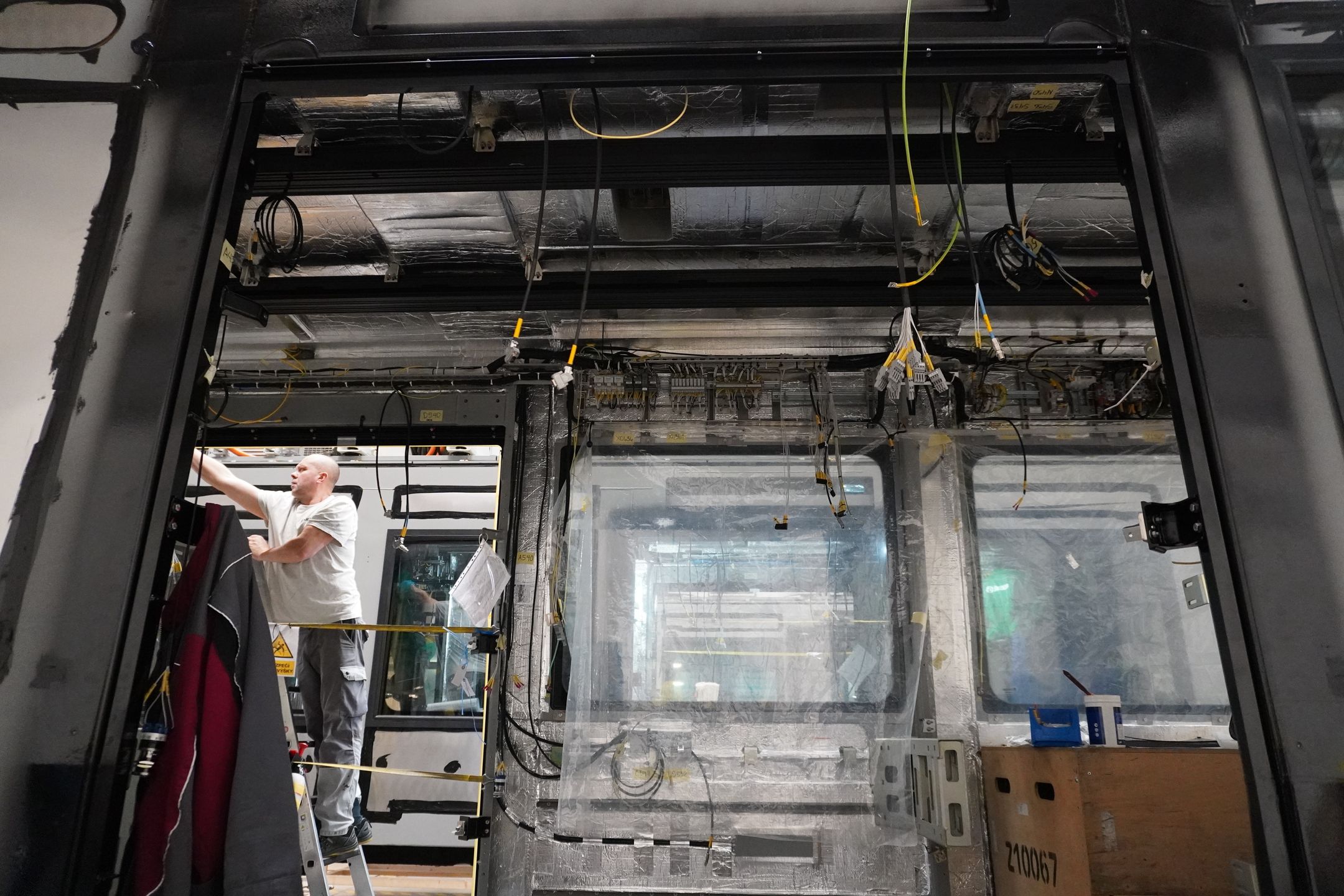 Wciąż "gołe" nadwozie pojazdu na pierwszym stanowisku montażu