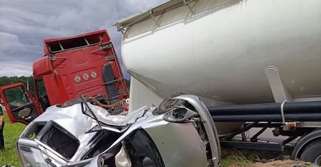 Tragiczny wypadek. Toyota wjechała pod TIR-a