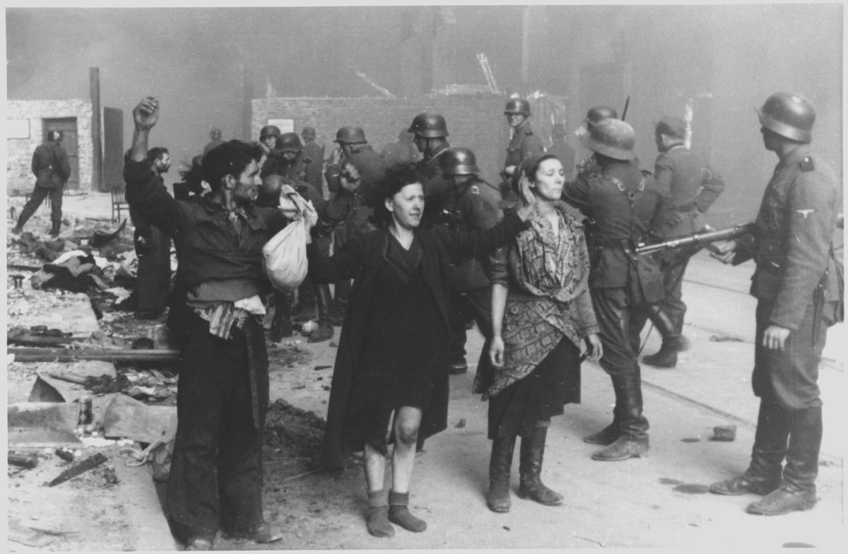 Fotografia z Raportu gen. Jurgena Stroopa, odpowiedzialnego za stłumienie powstania. Oryginalny niemiecki podpis: „Ci bandyci stawiali zbrojny opór”