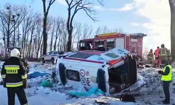 Damasławek: Karetka uderzyła w drzewo. Zmarł kierowca