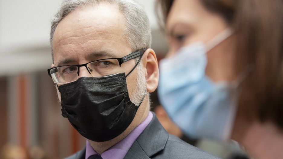 Adam Niedzielski o luzowaniu obostrzeń 