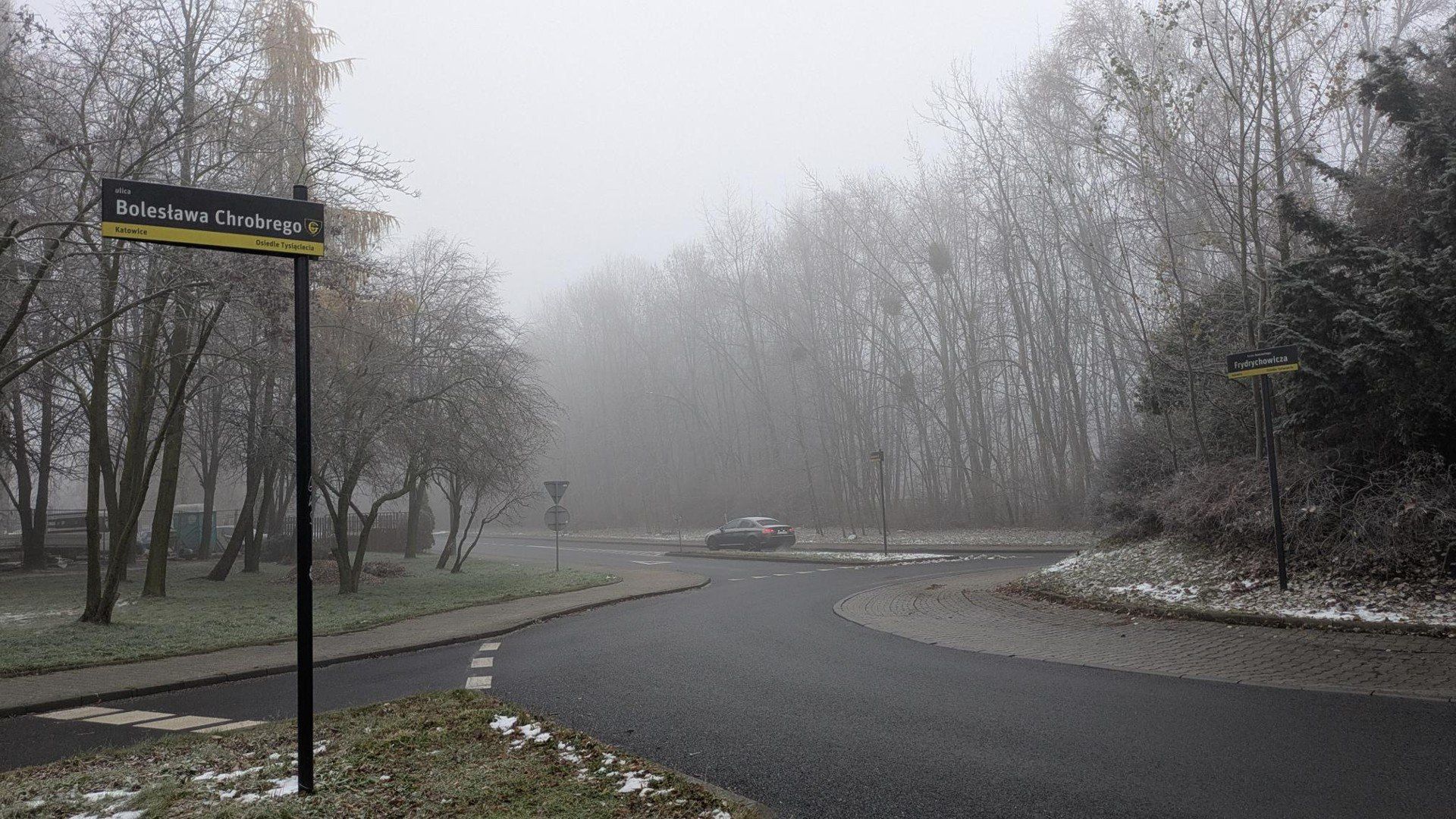 Śląskie pod grubą warstwą mgły. Trudne warunki na drogach. Sprawdź prognozę pogody na kolejne dni