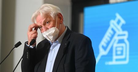 Koronawirus w Polsce. Prof. Andrzej Horban powiedział, czy żałuje poluzowania obostrzeń