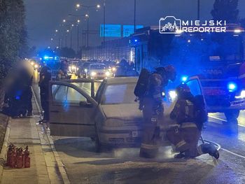 Pożar auta na Woli. Kierowcy ugasili pojazd swoimi gaśnicami przed przybyciem służb