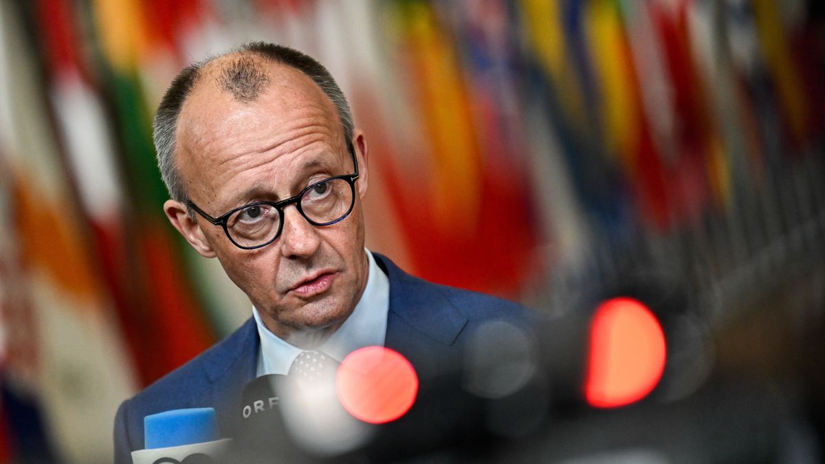 Bruksela, Belgia, 22.01.2026. Kanclerz Niemiec Friedrich Merz rozmawia z mediami przed rozpoczęciem posiedzenia Rady Europejskiej w Brukseli, 22 bm. Na nadzwyczajnym posiedzeniu Rady Europejskiej ws. Grenlandii Polskę będzie reprezentował premier Donald Tusk. (jm) PAP/Wiktor Dąbkowski