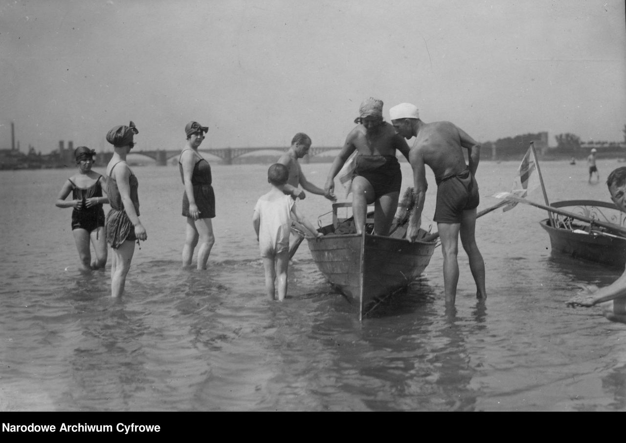 Plażowicze w Warszawie w czerwcu 1925 roku