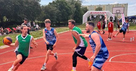 Toruń. Wakacje z basketem - olimpijski sport na osiedlowym boisku