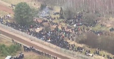 Kuźnica. Oczekiwanie na szturm na granicę. "Jest tylu mundurowych, że raczej sobie poradzą"