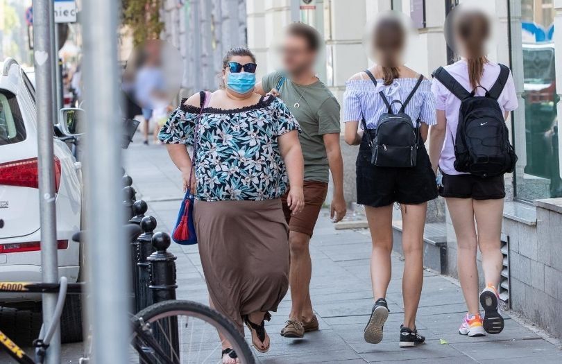 Zamaskowana Dominika Gwit spaceruje po Warszawie