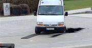 Busem wjechał na fontannę w Warszawie. Zapadły się płyty