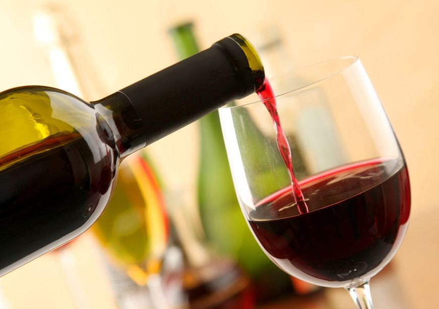 Jedna lampka czerwonego wina ma korzystny wpływ na zdrowie.