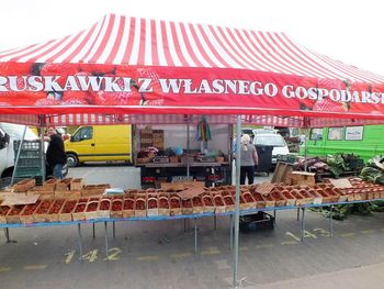 Sobota na starachowickim targowisku. Truskawki i rozsady warzyw
