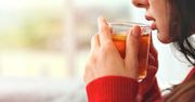 Czy gorąca herbata gasi pragnienie w upały? Oto odpowiedź
