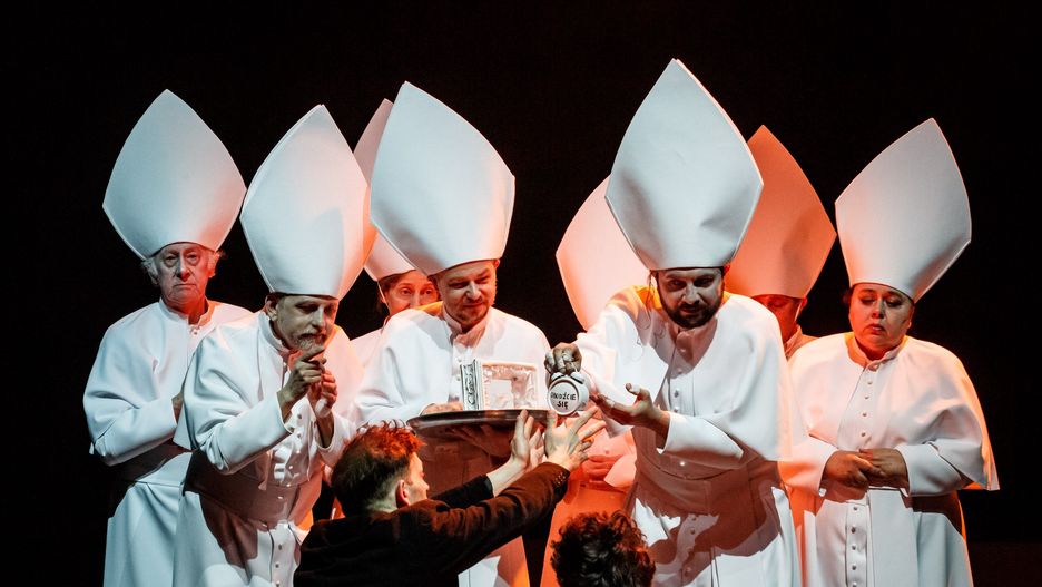 Biskupi w spektaklu Teatru Śląskiego "Odys i świnie, czyli opowieść mitomana"