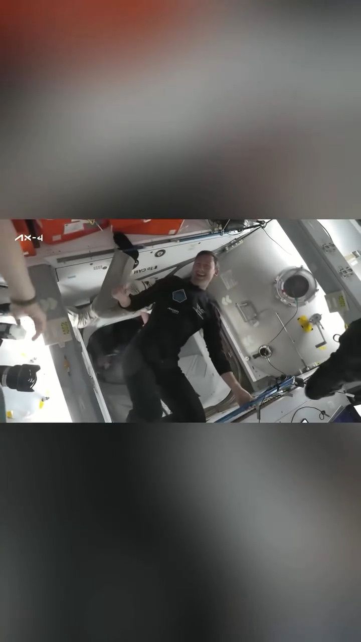 Sławosz Uznański-Wiśniewski po dotarciu na ISS