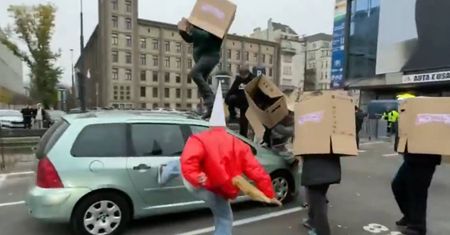 "Crawly" szokuje i pomaga Rosji? Chwali się, że dostał pół miliona