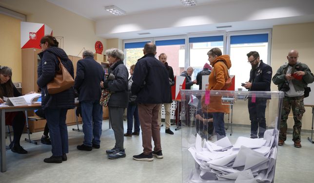 Kolejki w lokalach. Politycy czekają po kilkanaście minut