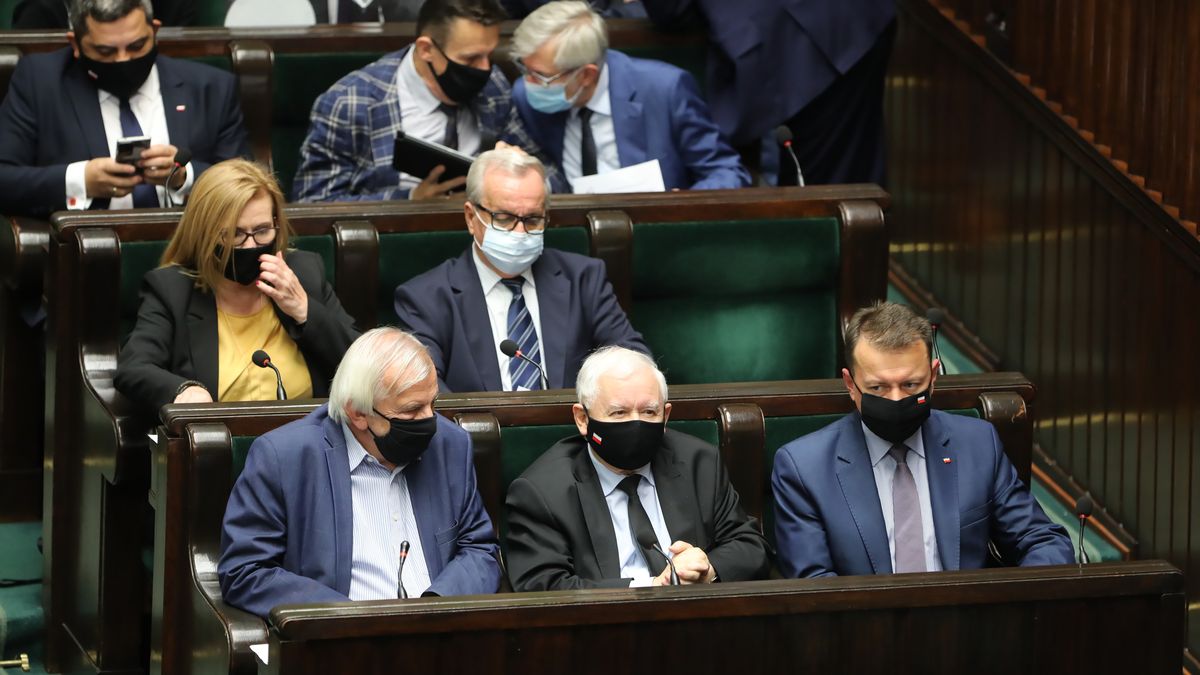 Warszawa, 01.10.2021. Wicepremier, prezes PiS Jarosław Kaczyński (C), minister obrony Mariusz Błaszczak (P) i wicemarszałkowie Sejmu Małgorzata Gosiewska (2L) i Ryszard Terlecki (3L) na sali obrad Sejmu w Warszawie, 1 bm. Podczas trzeciego dnia posiedzenia niższa izba parlamentu ma się zająć m.in. projektem zmian w prawie o ruchu drogowym. (sko) PAP/Wojciech Olkuśnik