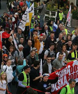 Połowa Polaków chce dalszych protestów przeciw PiS. Elektorat Kaczyńskiego ma dość konfliktów. Sondaż