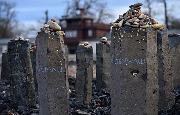 Odtwarzał przemówienia Hitlera przed byłym niemieckim obozem koncentracyjnym Buchenwald pod Weimarem