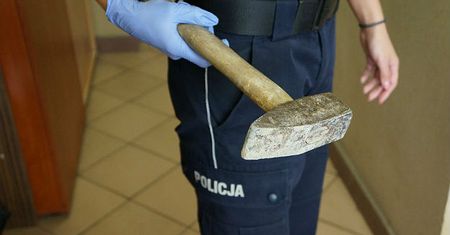 Dolny Śląsk: 29-latek groził kobiecie młotkiem i żądał od niej... złotówki