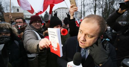 Prokuratura: pierwszy zarzut za znieważenie pracownika telewizji 16 grudnia. Policja szuka 21 osób, zidentyfikowała już 102