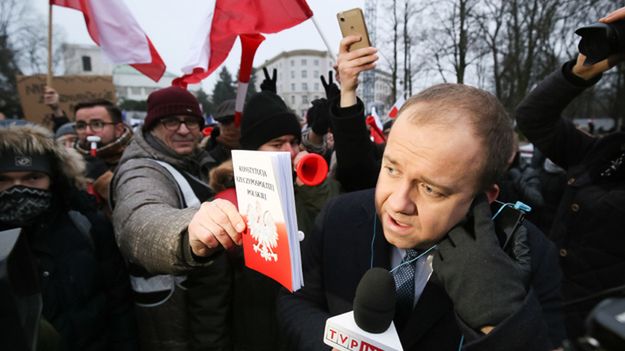 Demonstranci zakłócają relację dziennikarza przed Sejmem 17 grudnia
