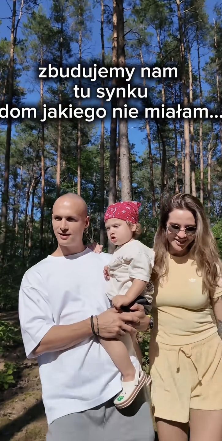 Karolina Gilon buduje las w lesie 