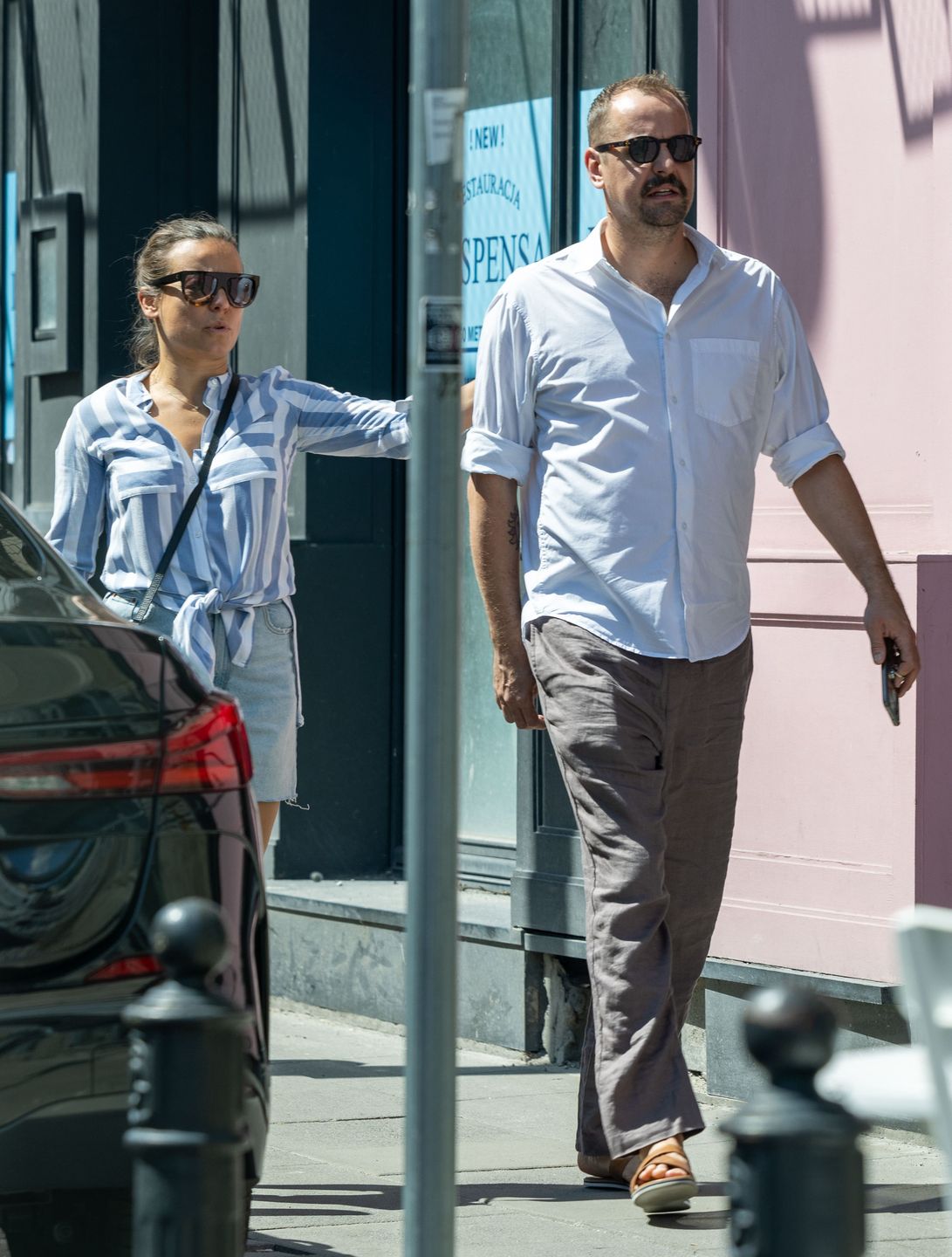 Anna Mucha i Jakub Wons z nietęgimi minami pędzą do kwiaciarni