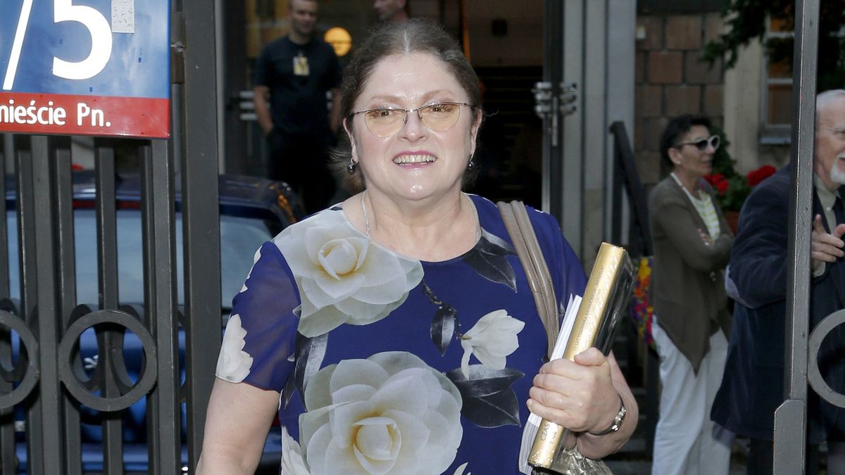 buty damskie, buty na obcasach, buty srebrne, czerwiec 2016, okulary, Samochód Roku Playboya 2016, sukienka do kolan, sukienka granatowa, sukienka w kwiaty, sylwetka, torebka na pasku, torebka pleciona, torebka srebrna