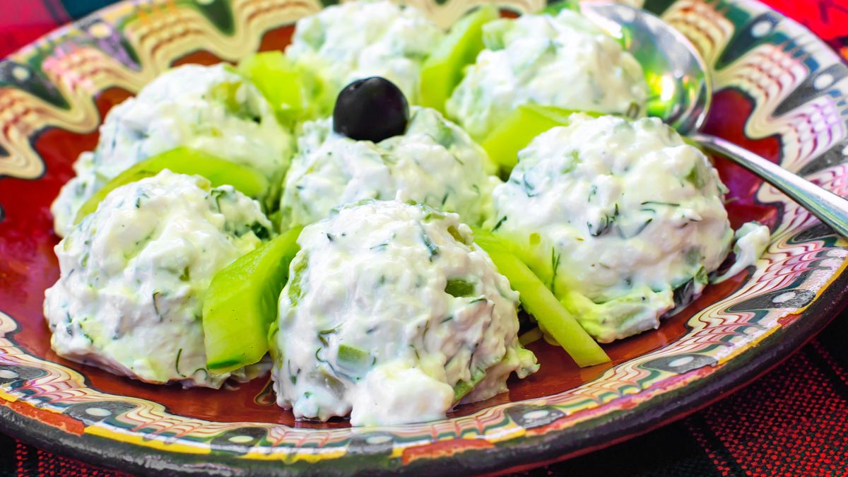 Bułgarska sneżanka to świetny dodatek do dań z grilla