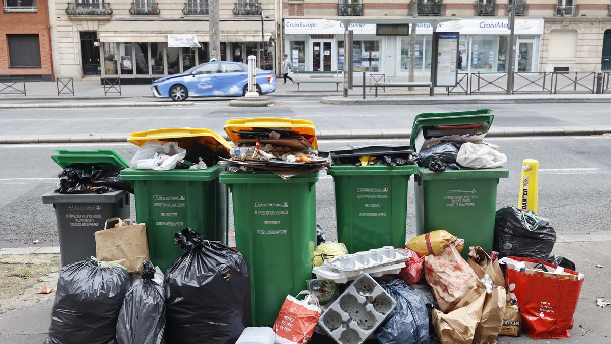 Garbage piling up during a trash collectors strike in Paris, France. (Photo by: Godong/Universal Images Group via Getty Images)