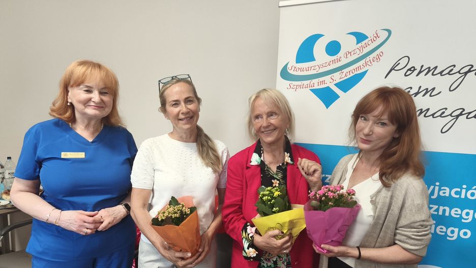 Na zdjęciu od lewej: Marta Czubaj-Kowal, ordynator Oddziału Pediatrycznego szpitala im. Żeromskiego w Krakowie oraz aktorki krakowskiej sceny teatralnej: Alina Kamińska, Dorota Pomykała i Magdalena Walach.  