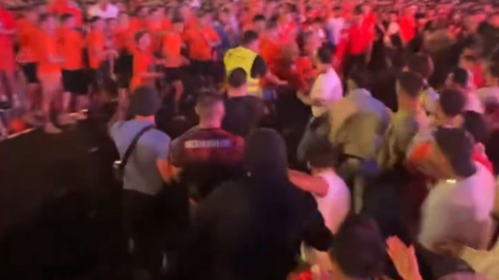 Na zdjęciu: zamieszki w berlińskiej strefie kibica