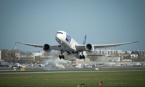 LOT ostrzega pasażerów. Możliwe podwyżki cen biletów, jeśli ropa nadal będzie droga