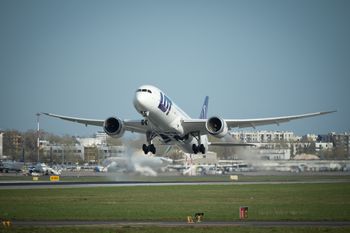 LOT ostrzega pasażerów. Możliwe podwyżki cen biletów, jeśli ropa nadal będzie droga