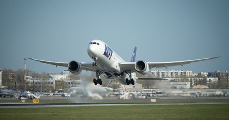 LOT ostrzega pasażerów. Możliwe podwyżki cen biletów, jeśli ropa nadal będzie droga