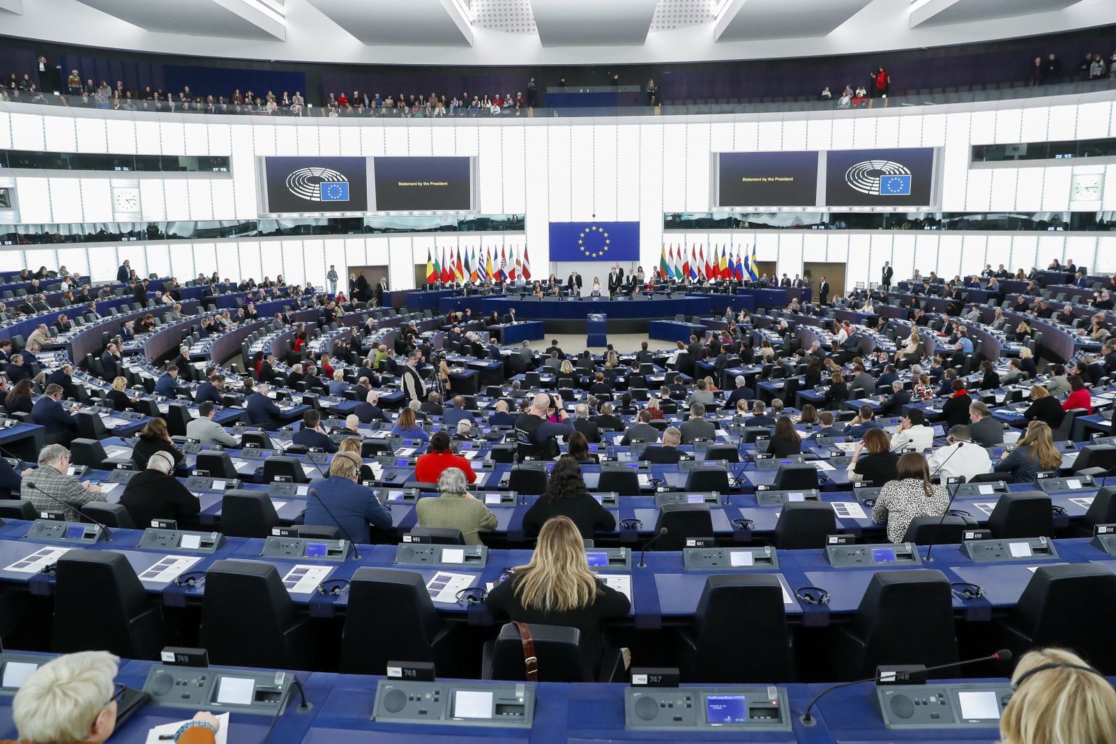 EU Parliament plenary session
epaselect epa10362177 A general view on the plenary hall at the start of the session of the European Parliament in Strasbourg, France, 12 December 2022. Belgian federal prosecutor said in a statement four of six people within the European Parliament were detained on 09 December and have been charged with 'participation in a criminal organization, money laundering and corruption' and remanded in custody. Greek MEP and European Parliament Vice President Eva Kaili has reportedly been among those arrested in an investigation into suspected bribery by a Gulf state.  EPA/JULIEN WARNAND 
Dostawca: PAP/EPA.
JULIEN WARNAND
epaselect