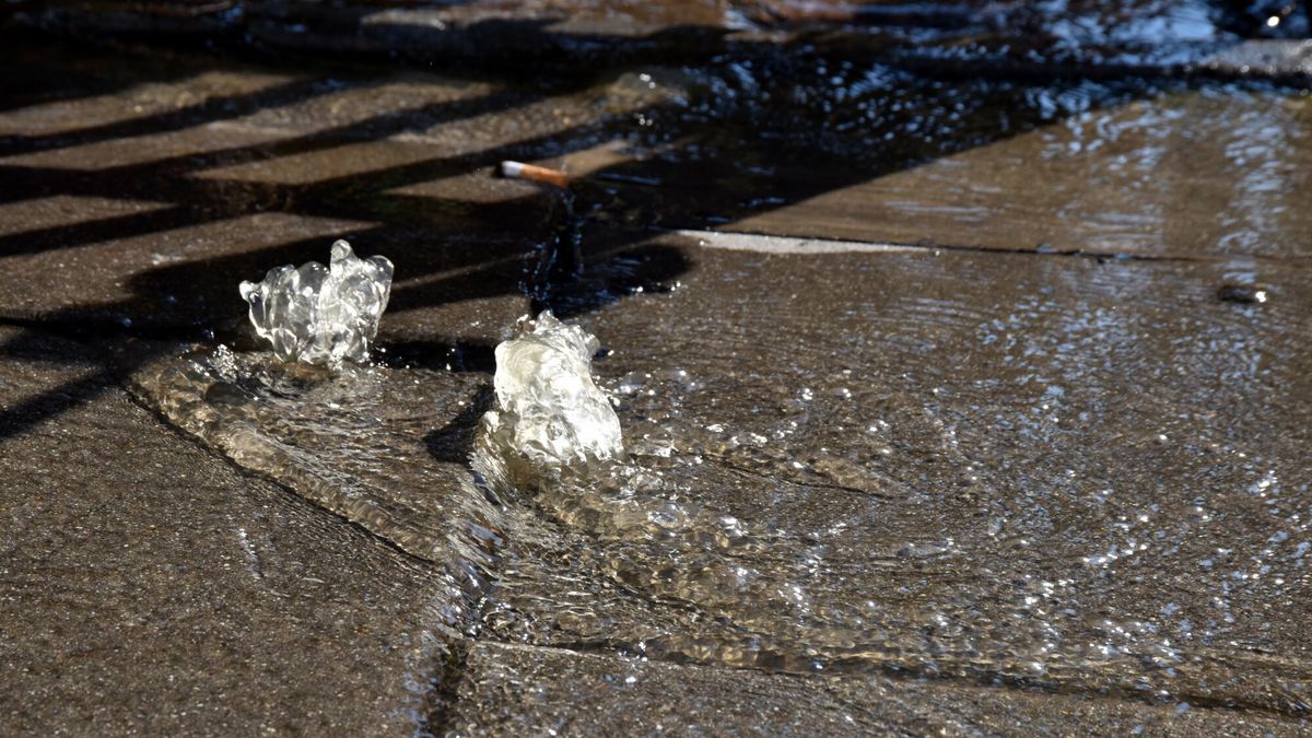 Awaria wodociągu w Łodzi. Ulicami płynie rzeka (zdjęcie ilustracyjne)